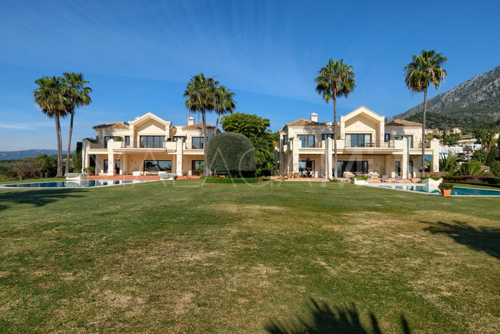 Semi detached villa in Marbella Hill Club for sale