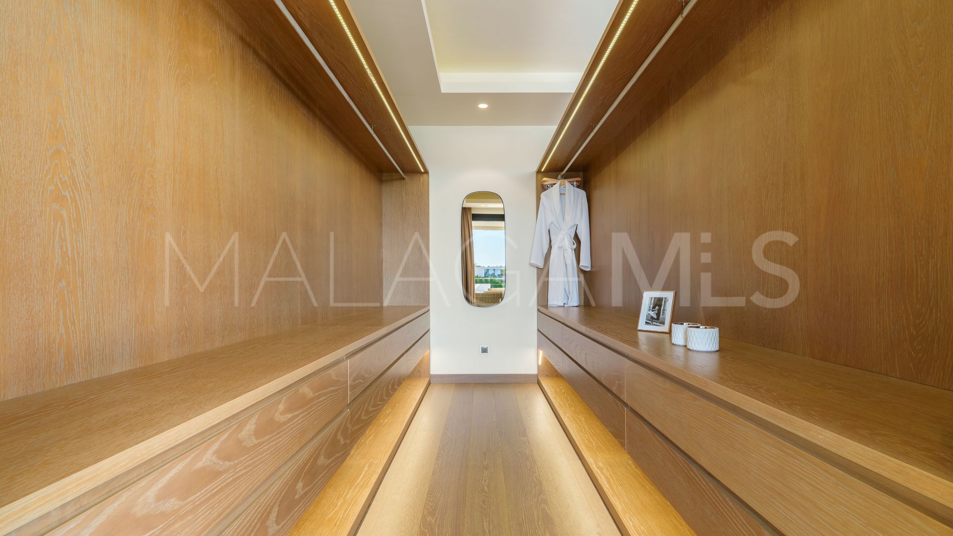 Villa for sale in Nueva Andalucia