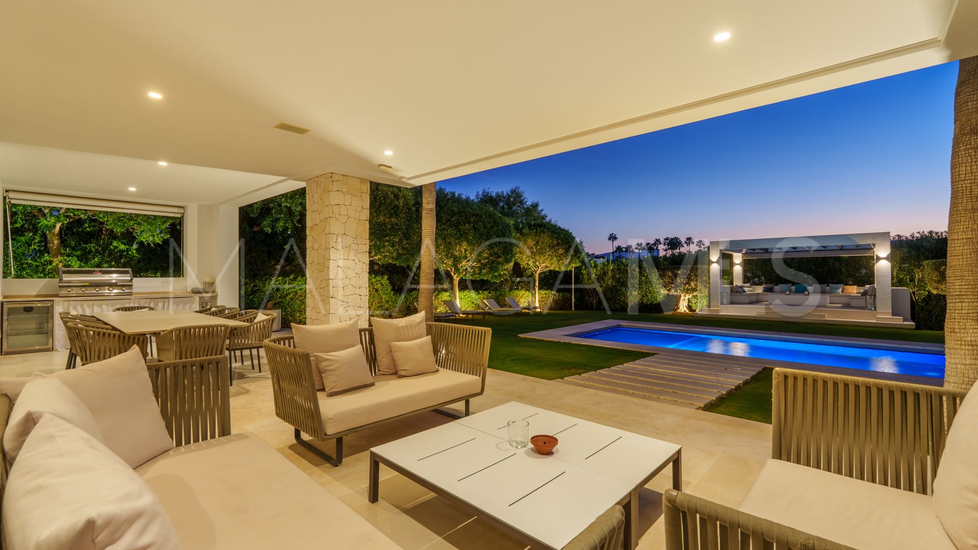 Villa for sale in Nueva Andalucia