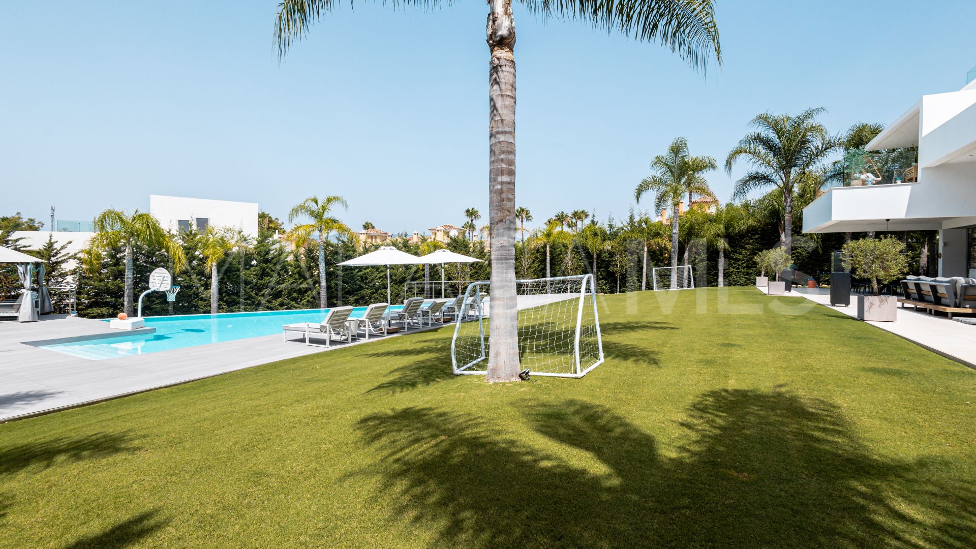 Villa for sale in Guadalmina Baja