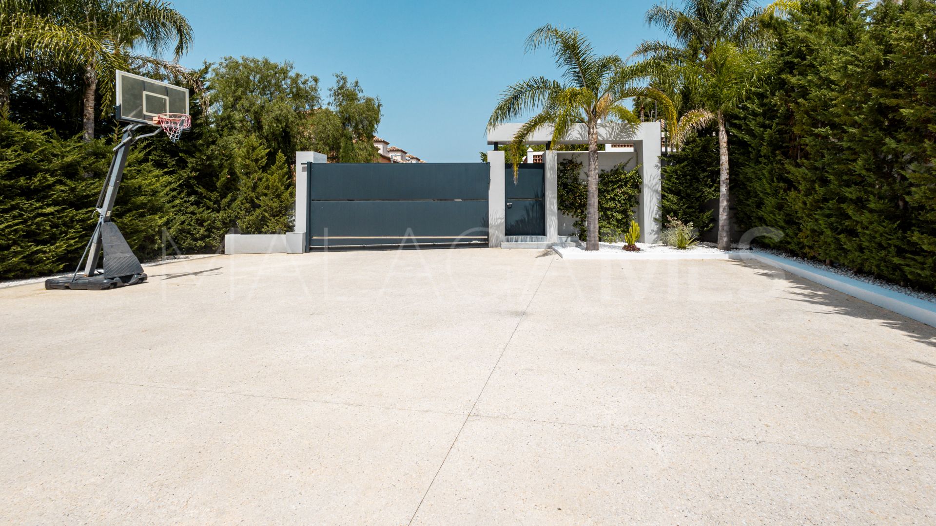 Villa for sale in Guadalmina Baja