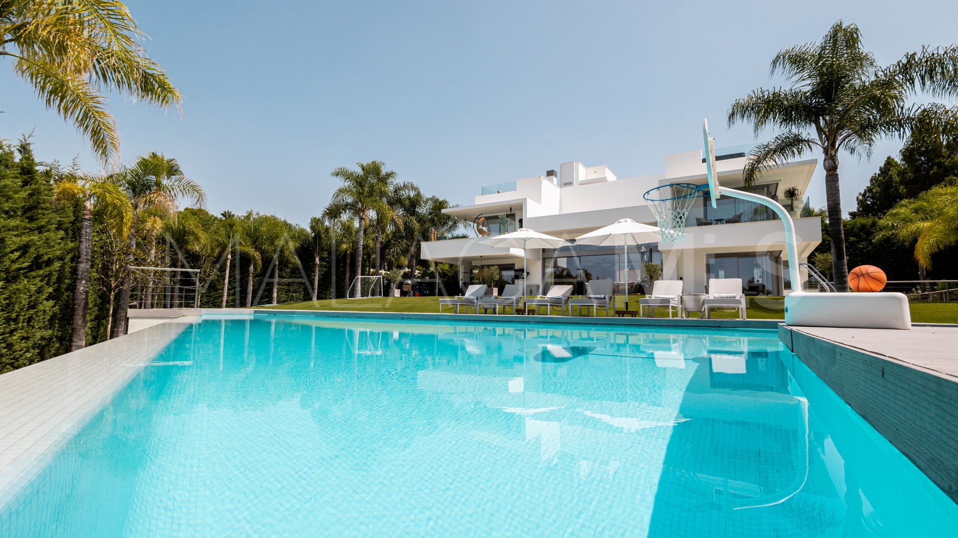 Villa for sale in Guadalmina Baja