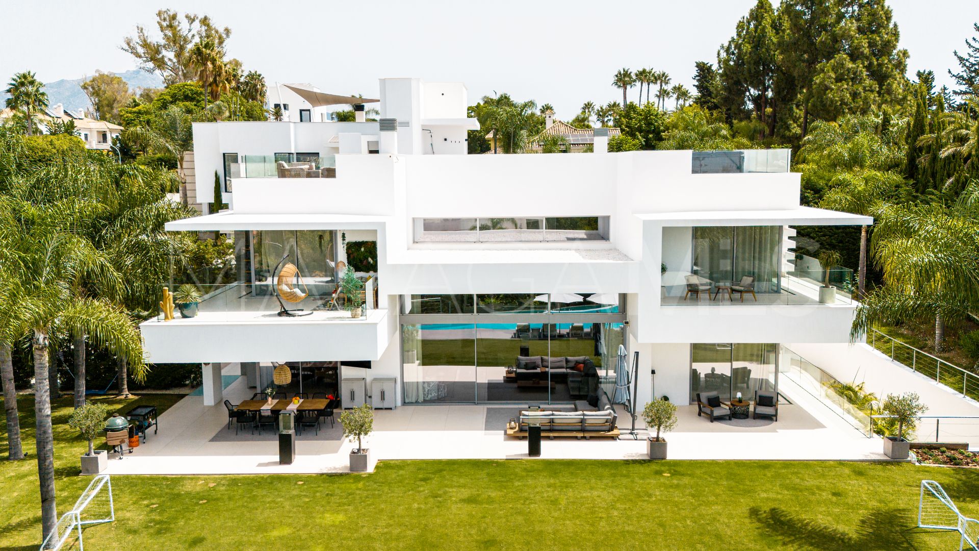 Villa for sale in Guadalmina Baja