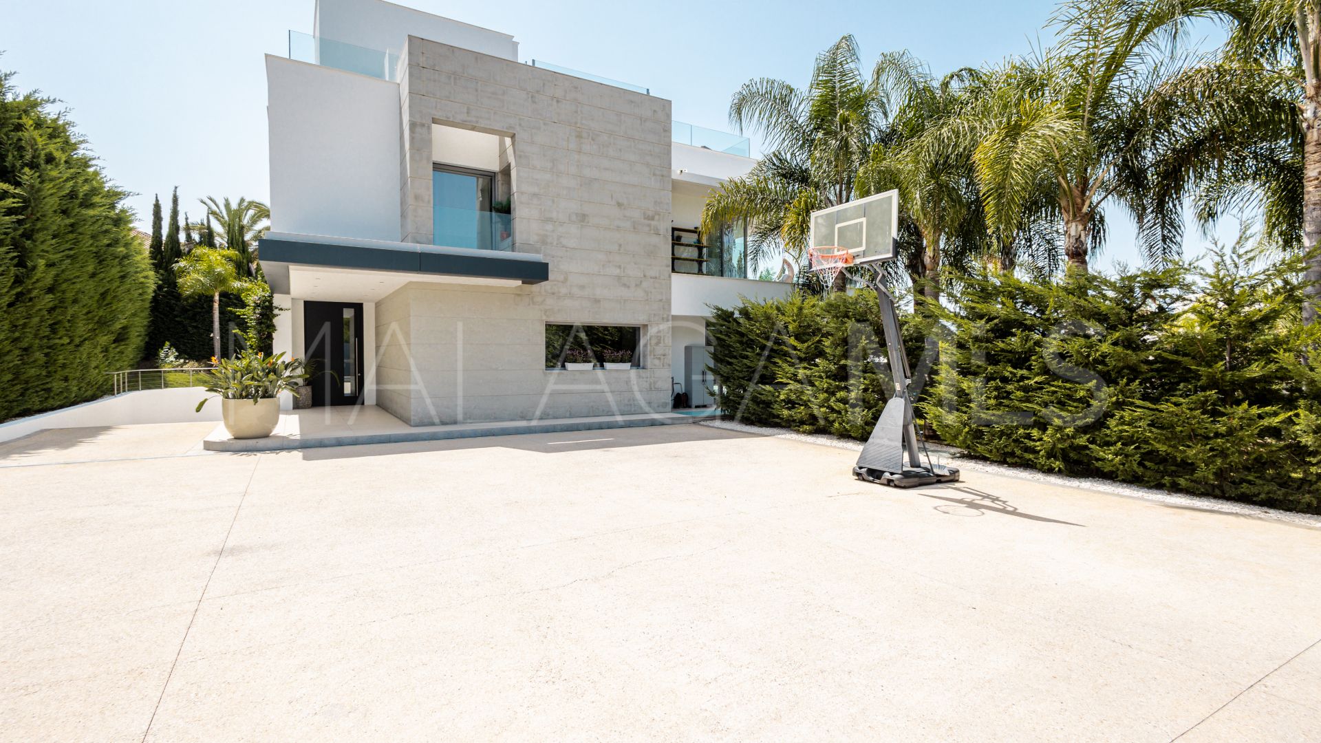 Villa for sale in Guadalmina Baja