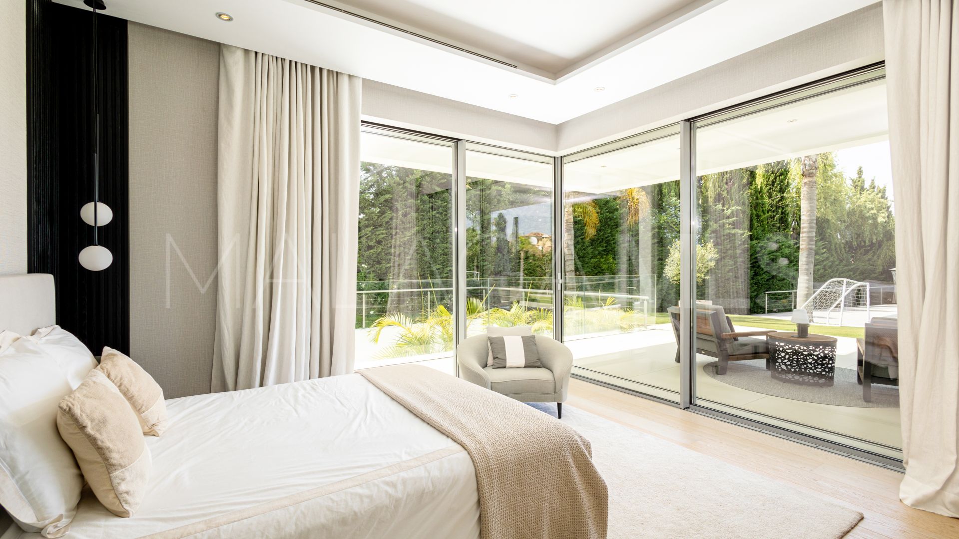 Villa for sale in Guadalmina Baja