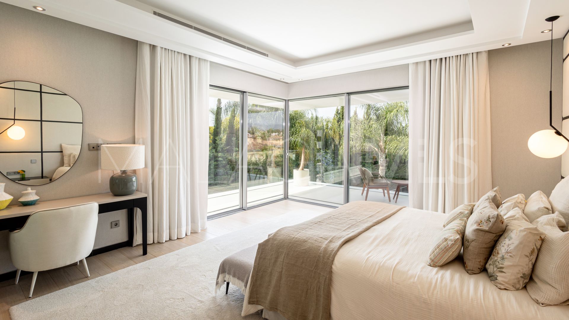 Villa for sale in Guadalmina Baja