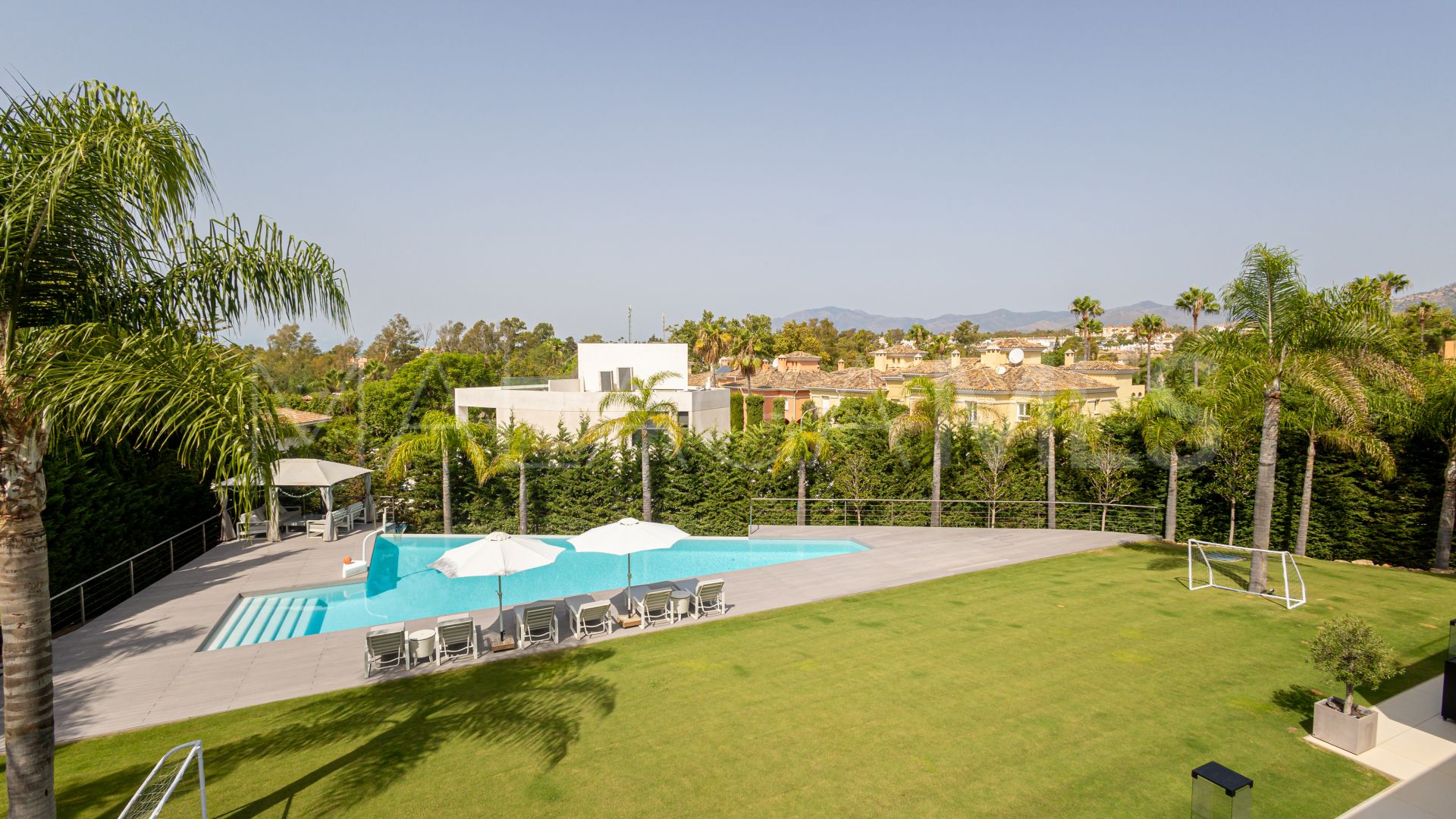 Villa for sale in Guadalmina Baja