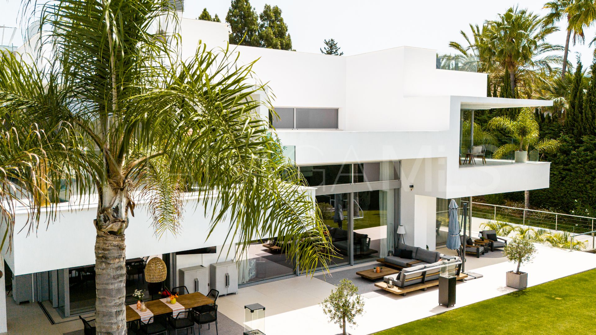 Villa for sale in Guadalmina Baja