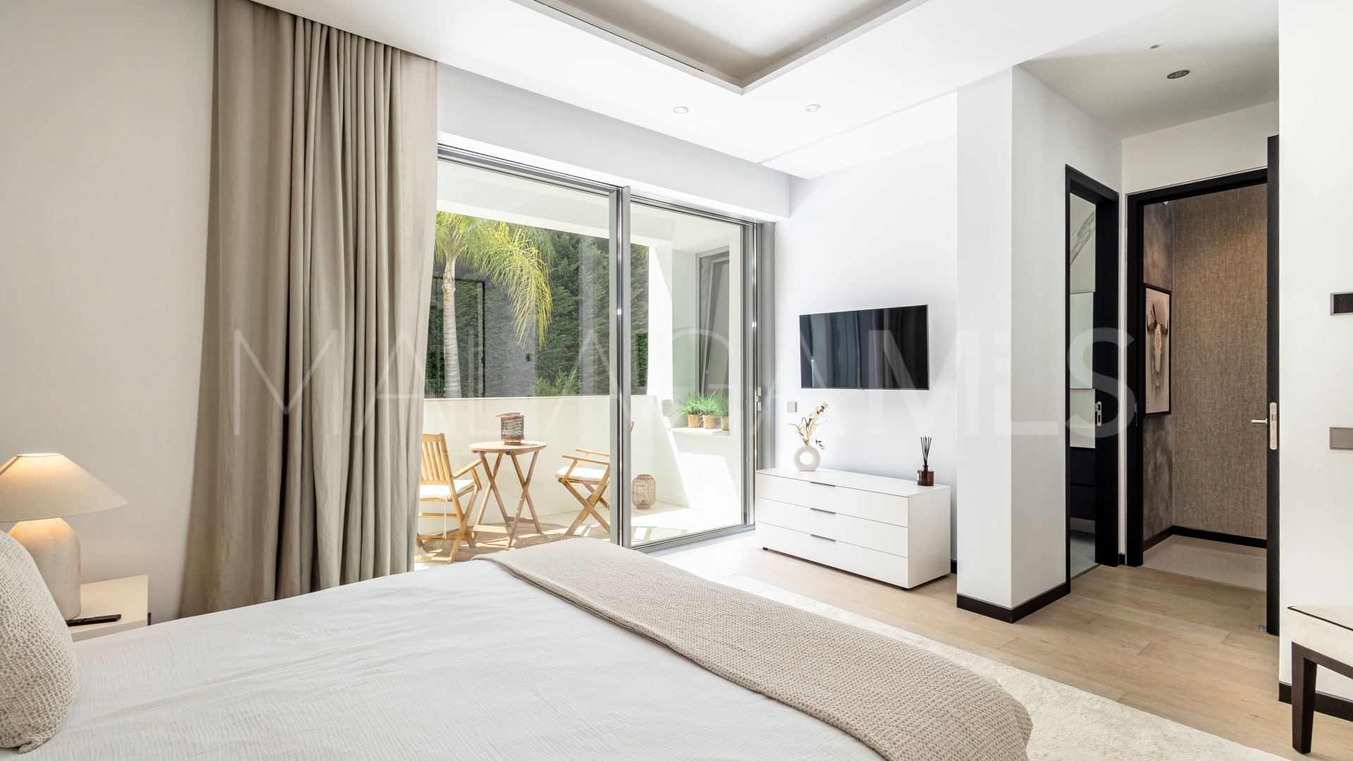 Villa for sale in Guadalmina Baja