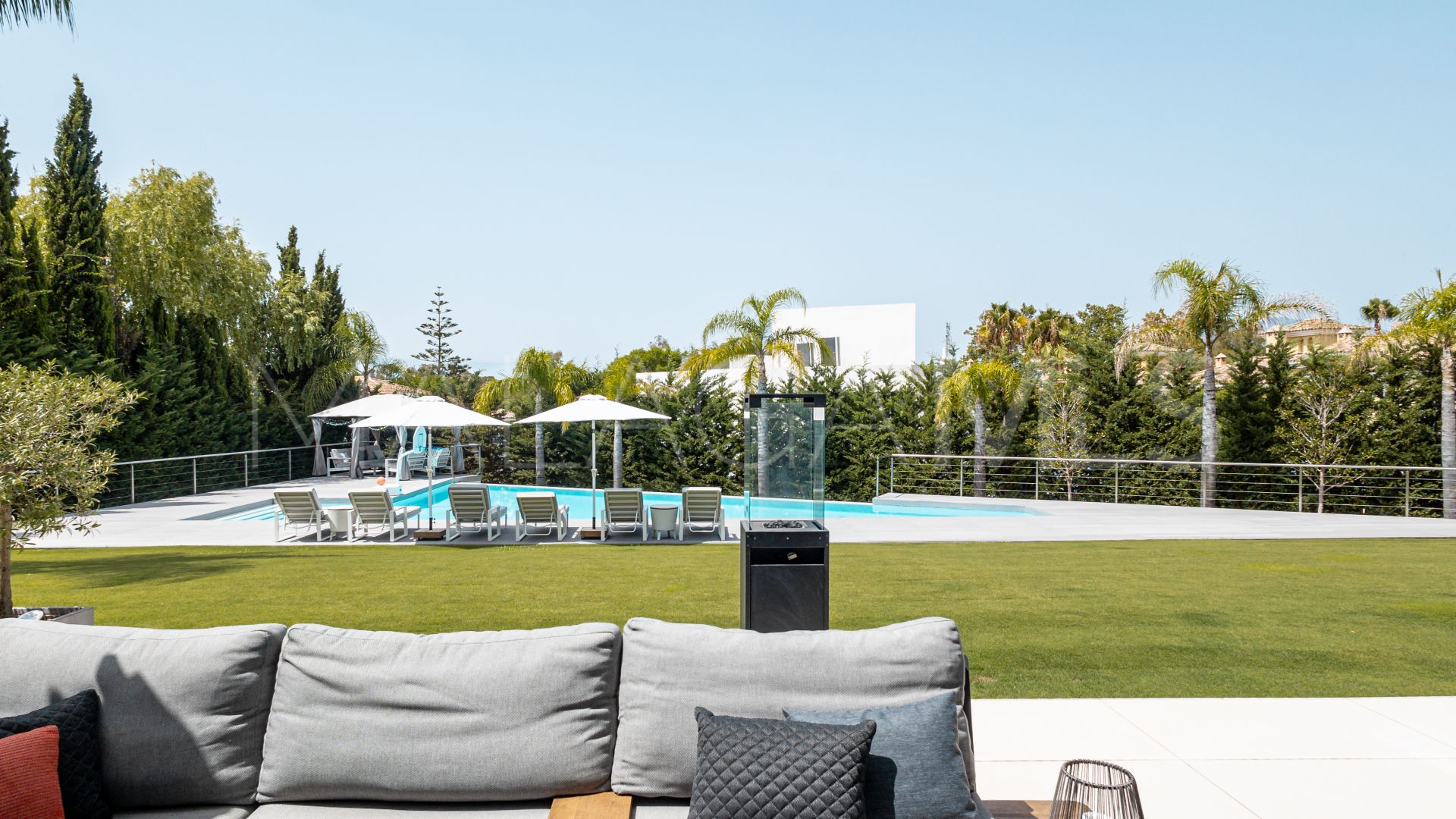 Villa for sale in Guadalmina Baja