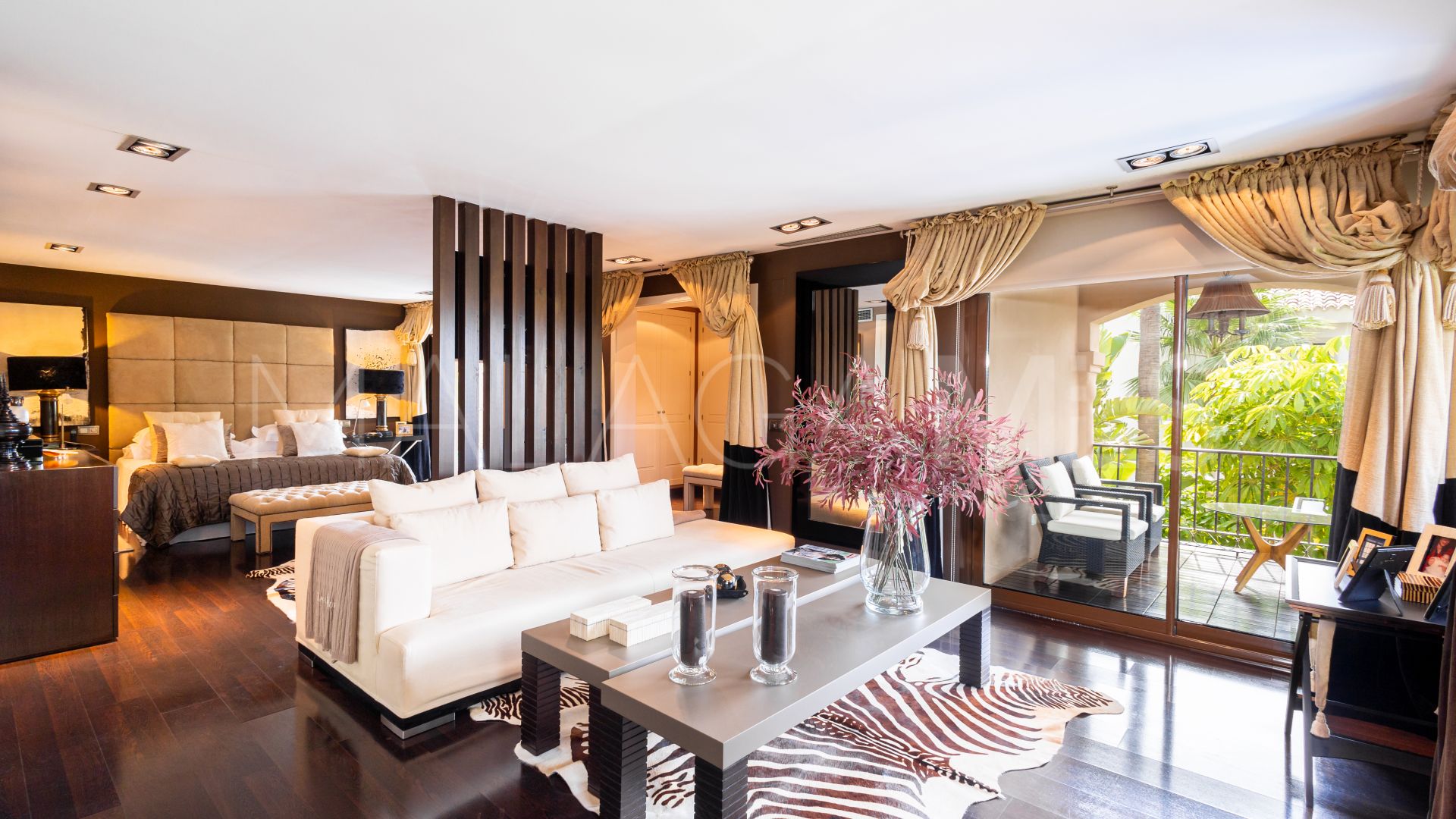 Villa for sale in Los Monteros