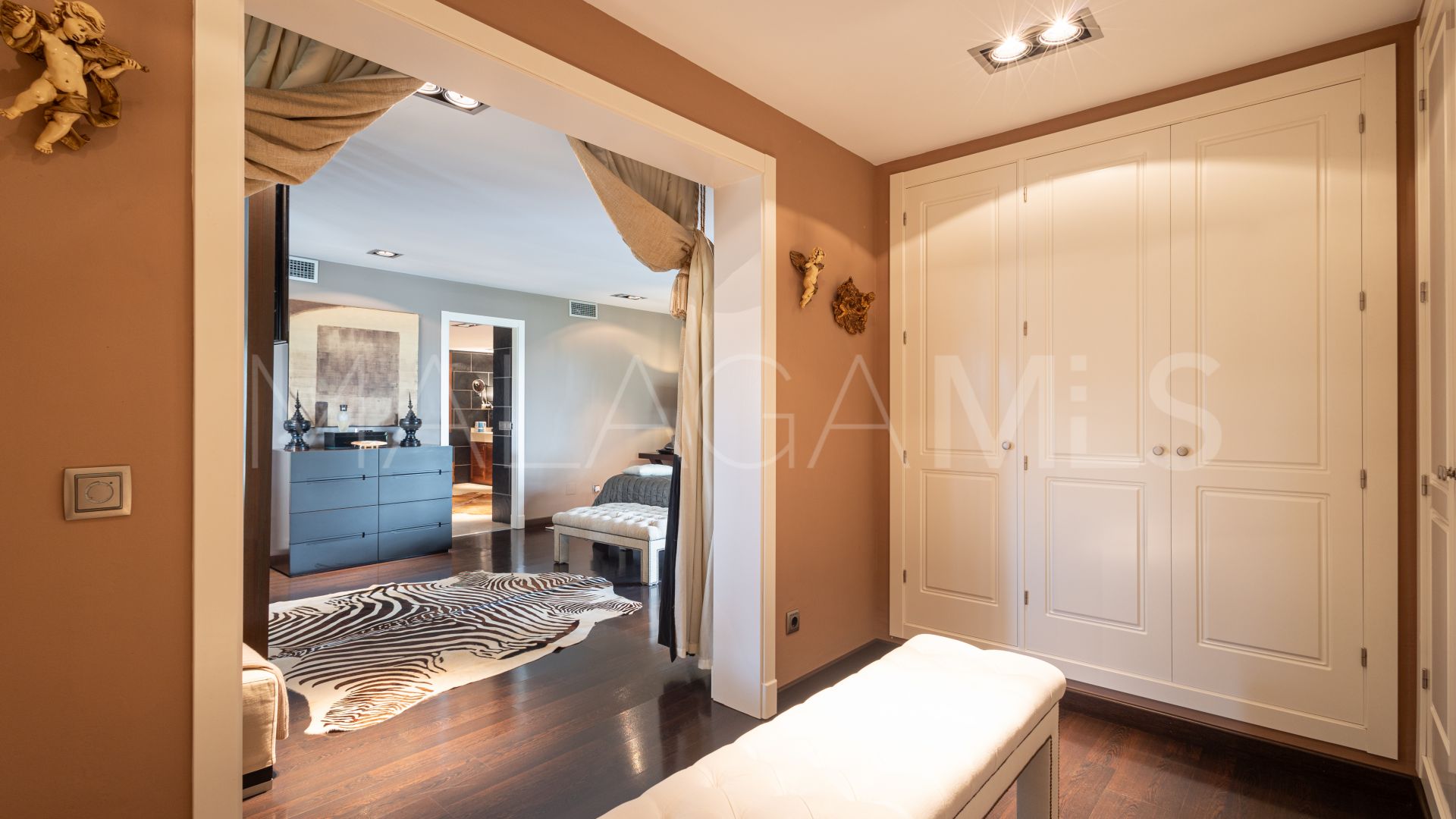 Villa for sale in Los Monteros