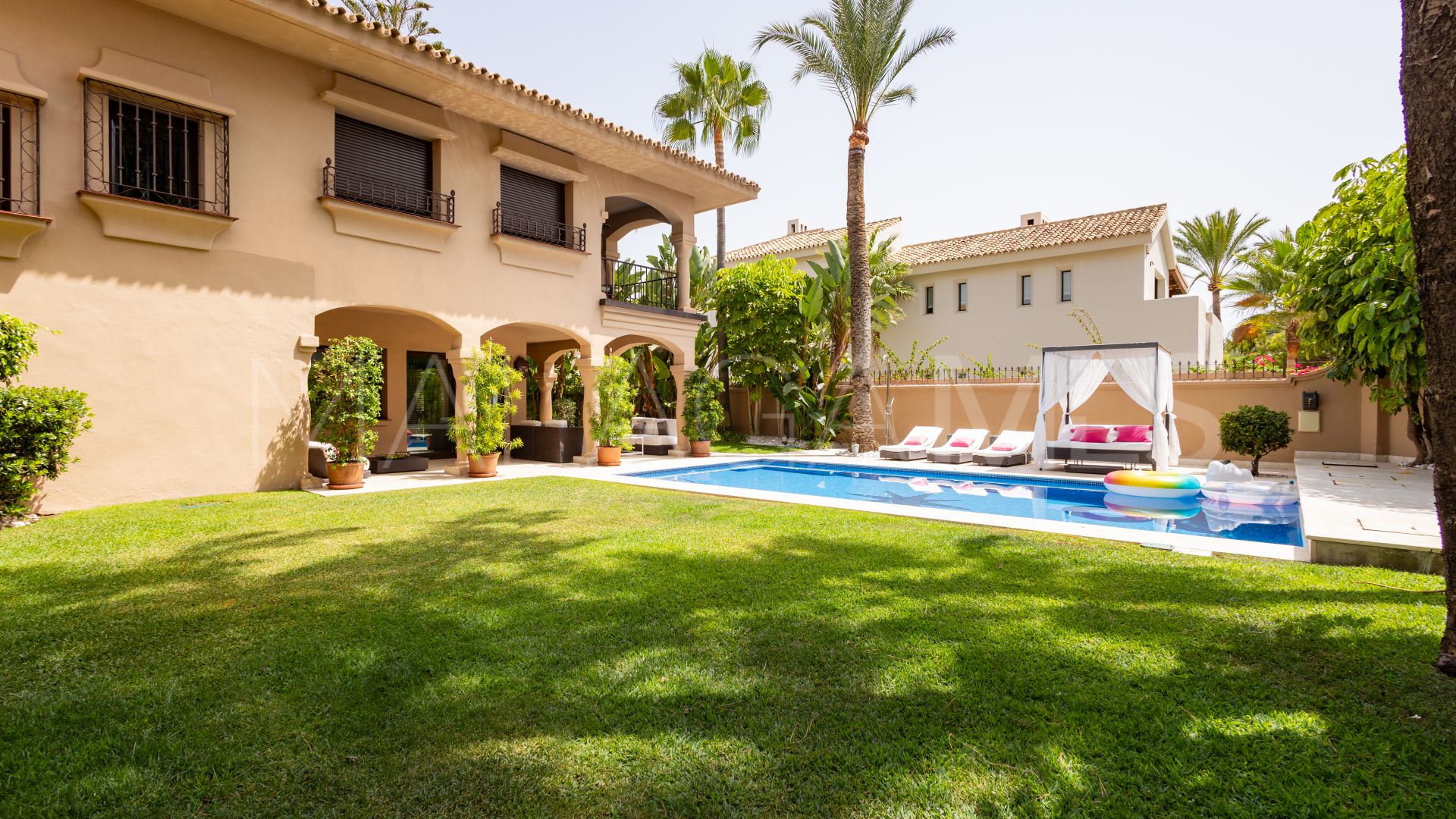 Villa for sale in Los Monteros