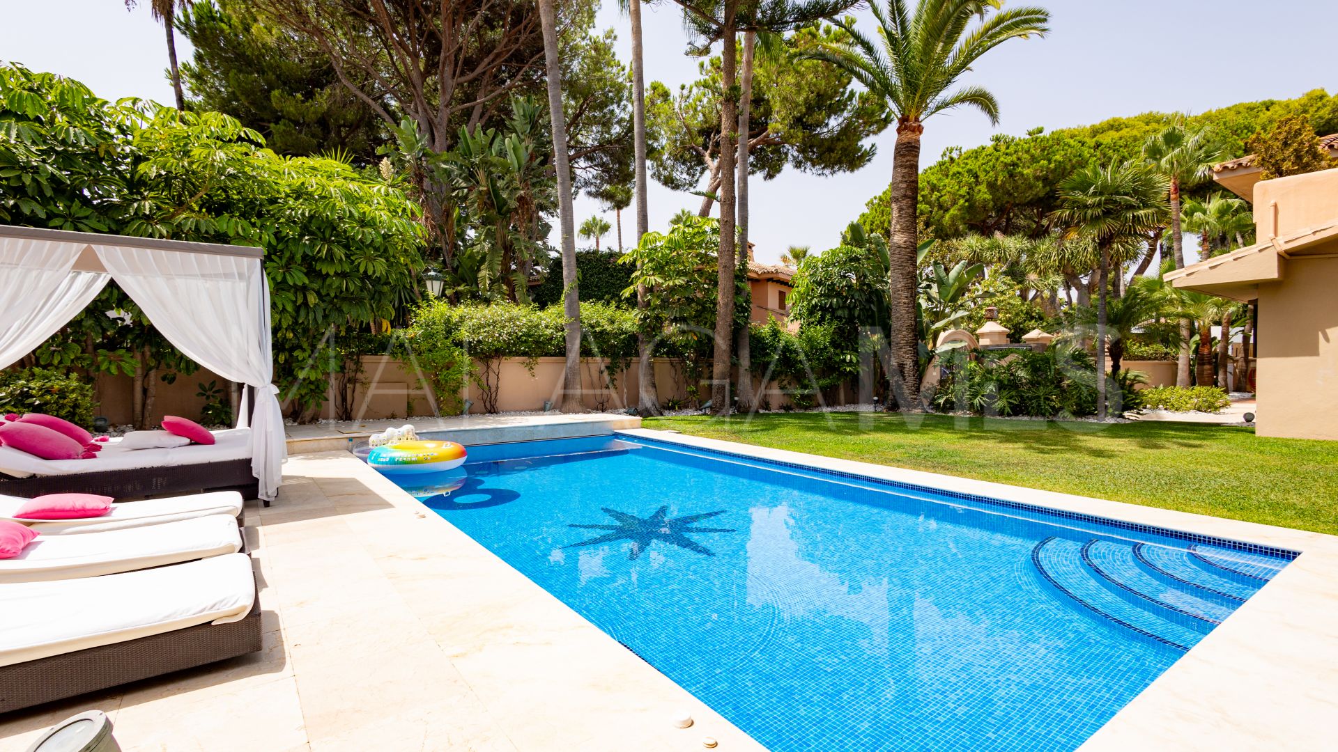 Villa for sale in Los Monteros