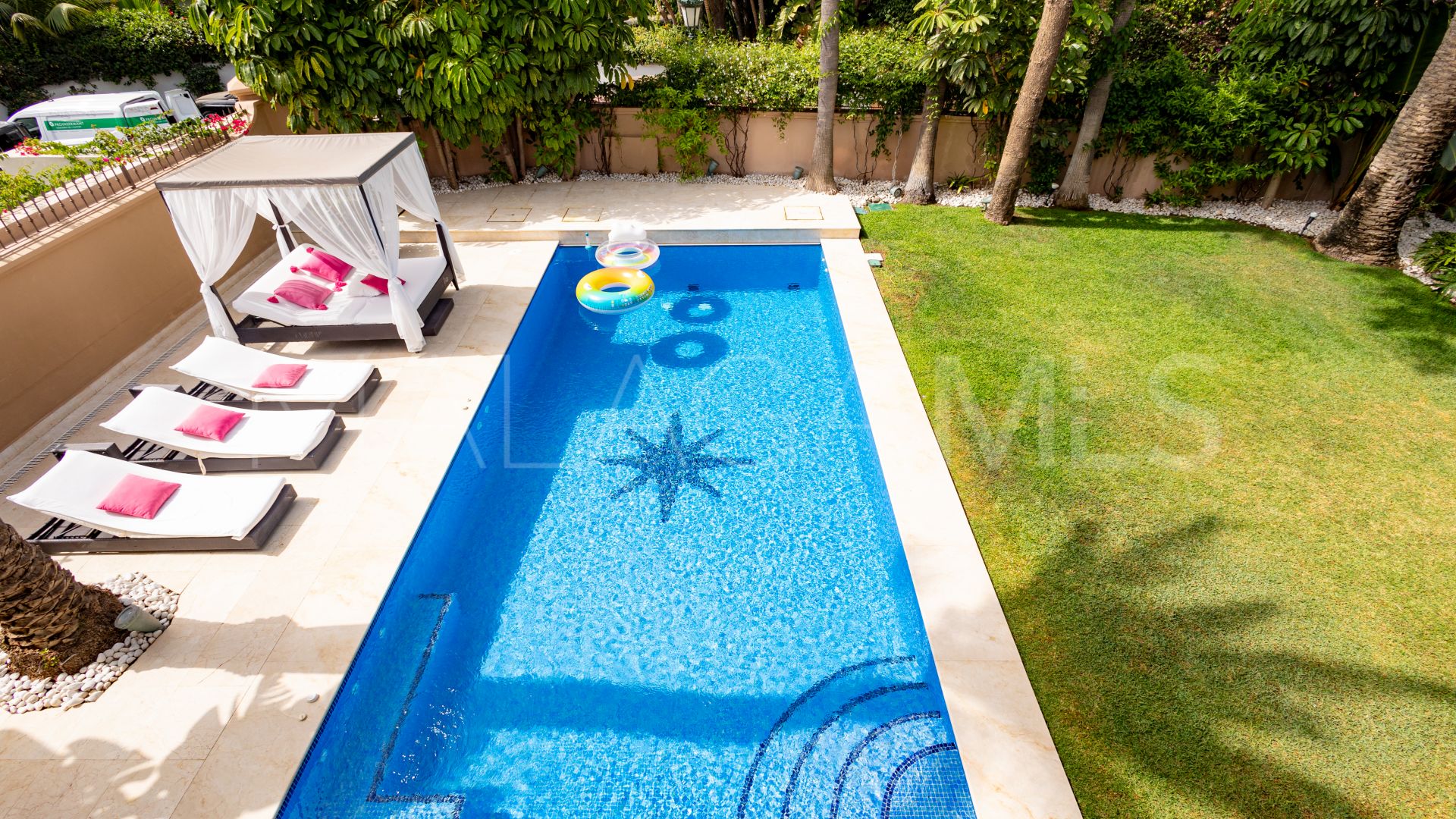 Villa for sale in Los Monteros