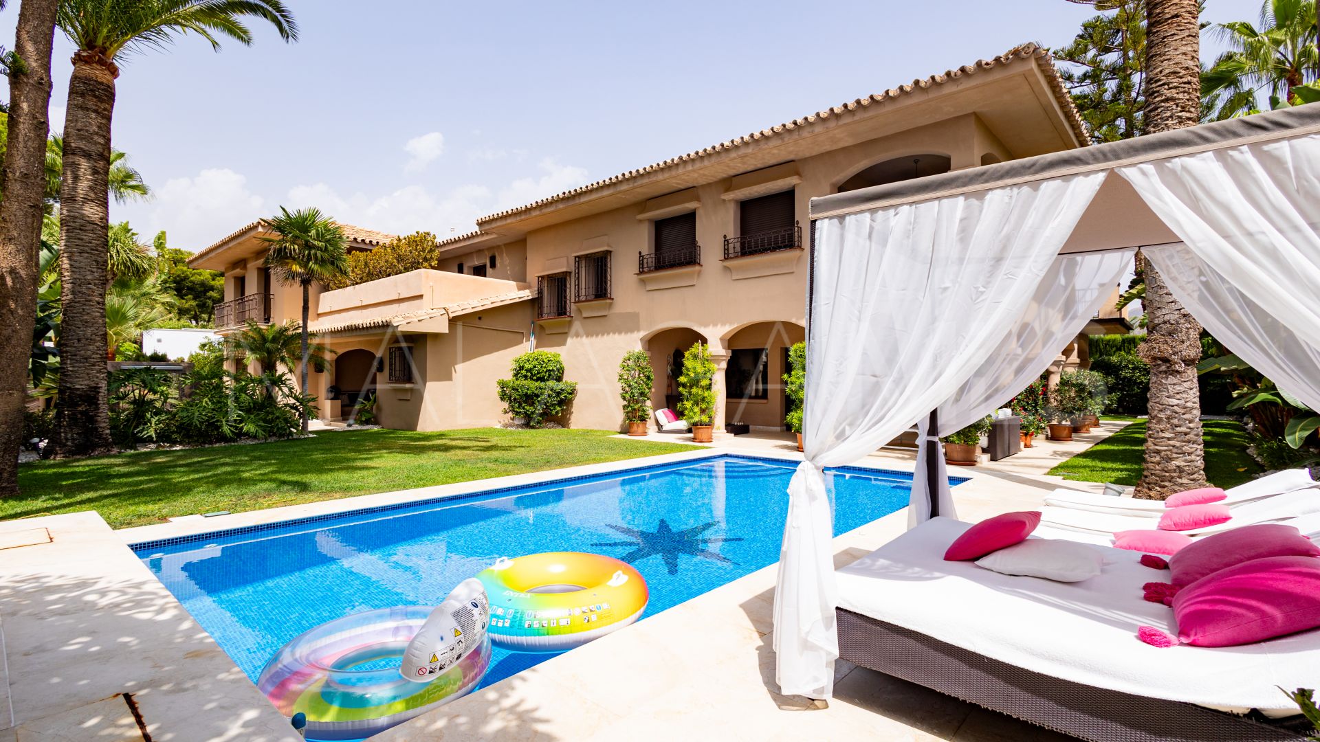Villa for sale in Los Monteros