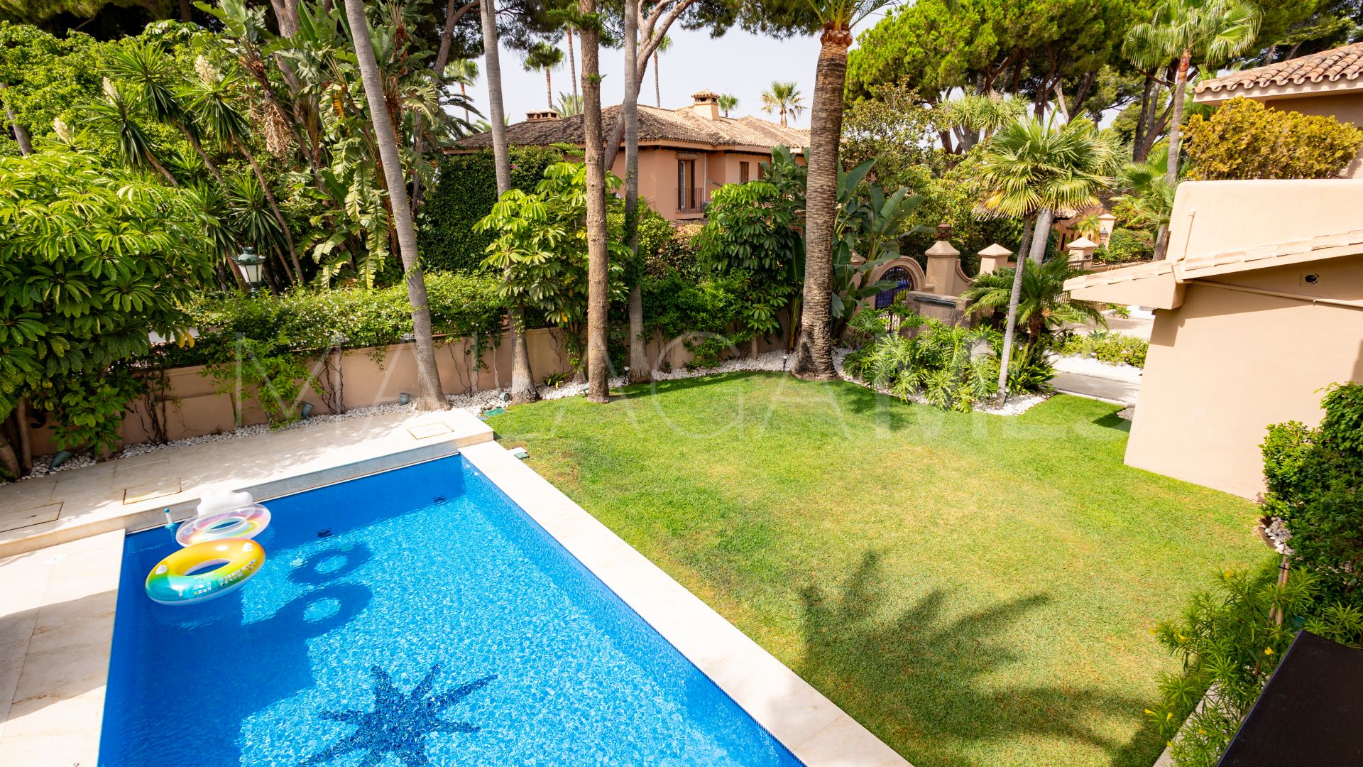 Villa for sale in Los Monteros