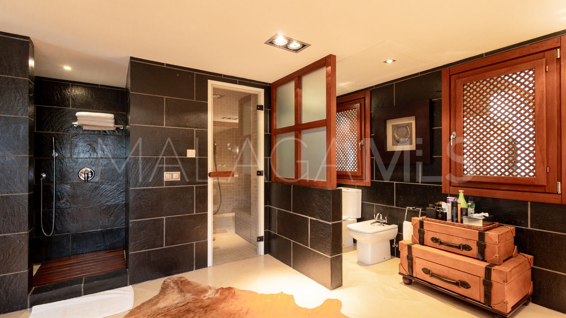 Villa for sale in Los Monteros