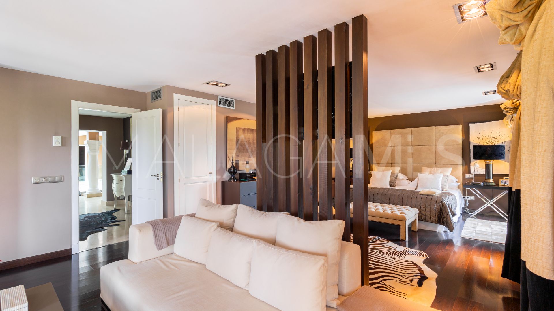 Villa for sale in Los Monteros