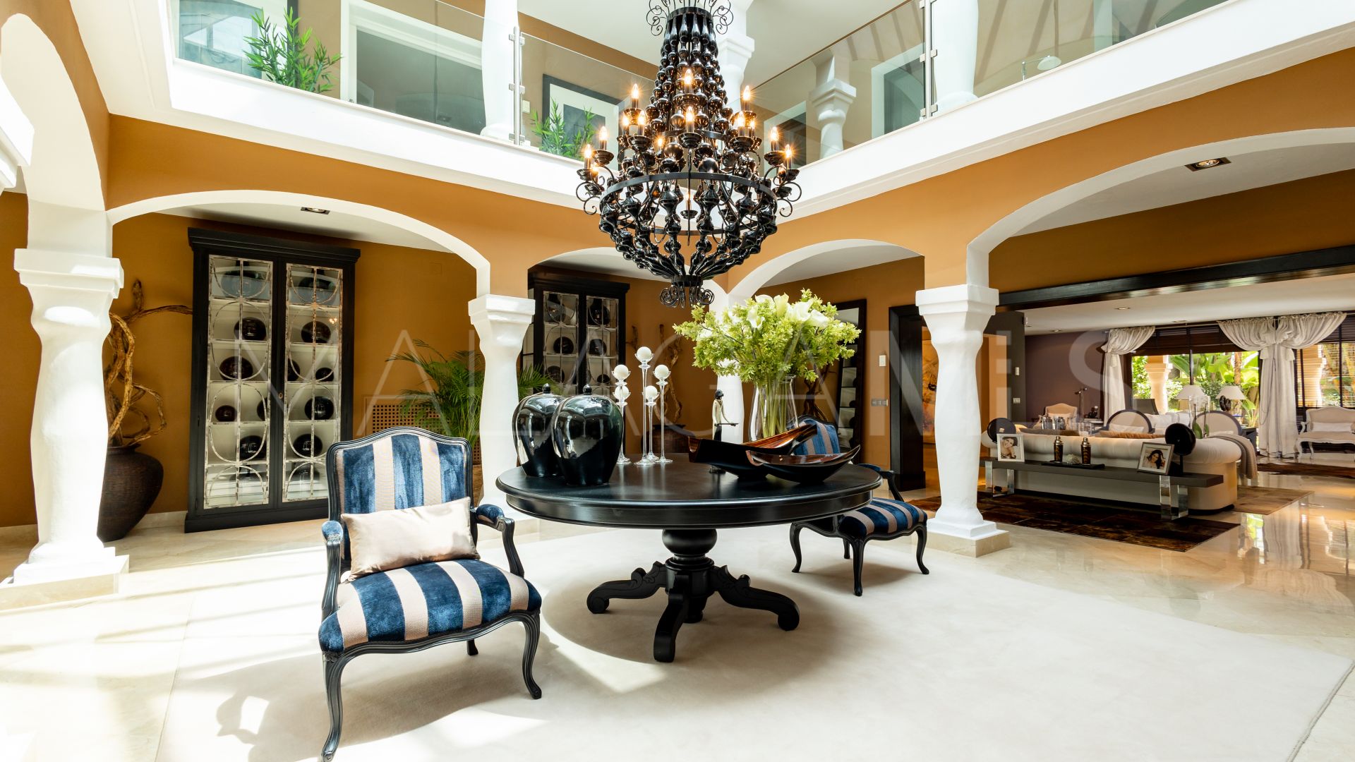 Villa for sale in Los Monteros