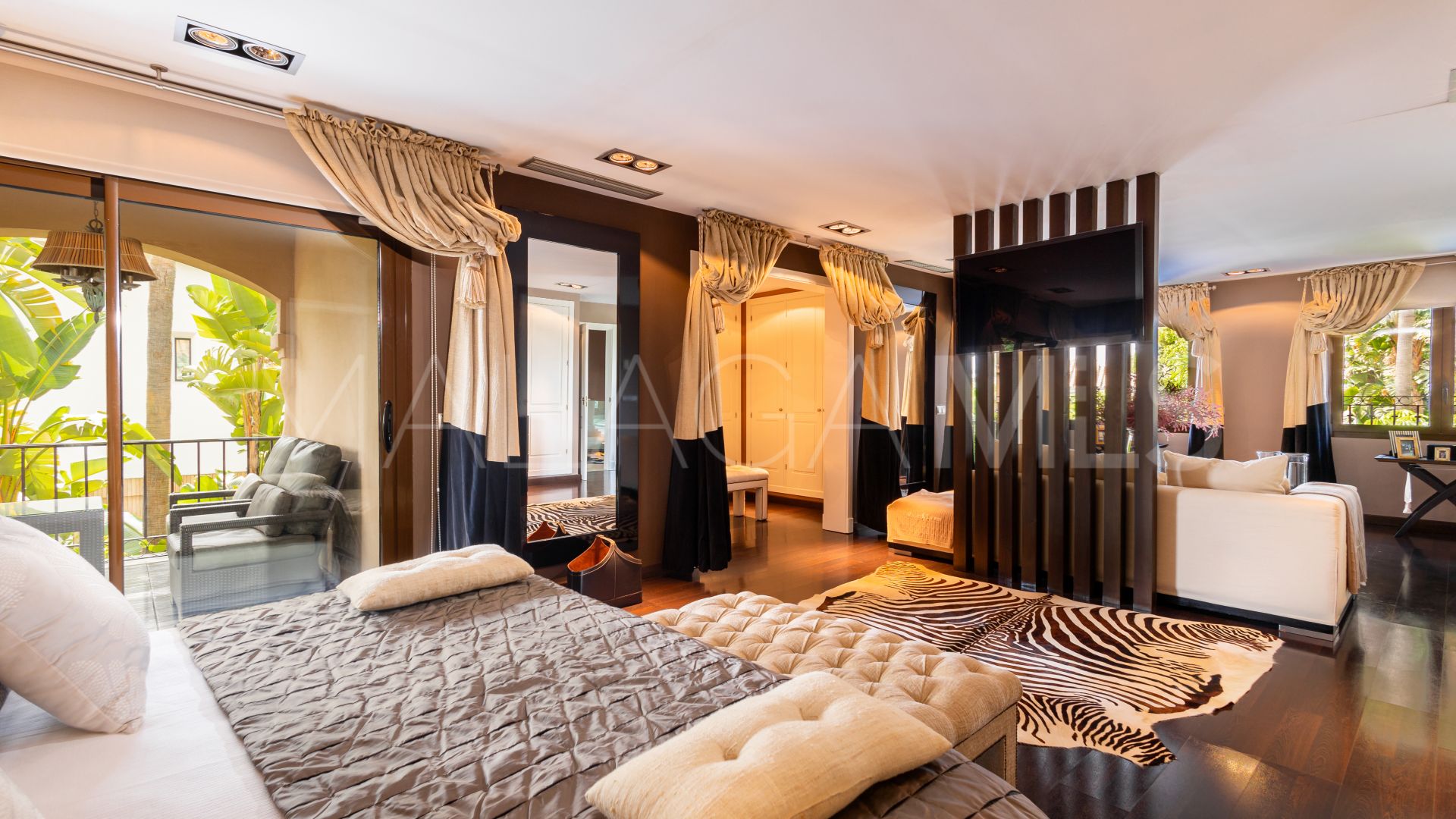 Villa for sale in Los Monteros