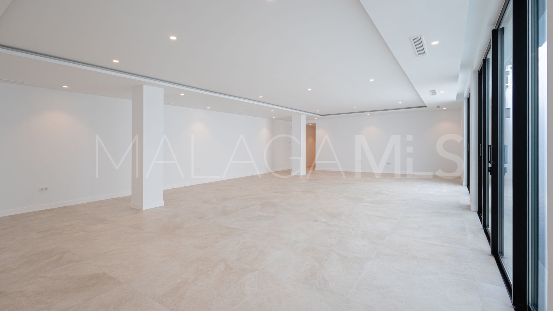Villa for sale in Nueva Andalucia