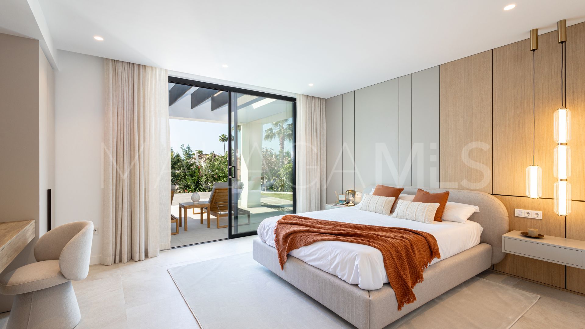Villa for sale in Nueva Andalucia