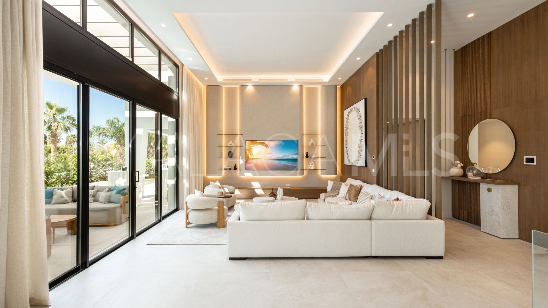 Villa for sale in Nueva Andalucia