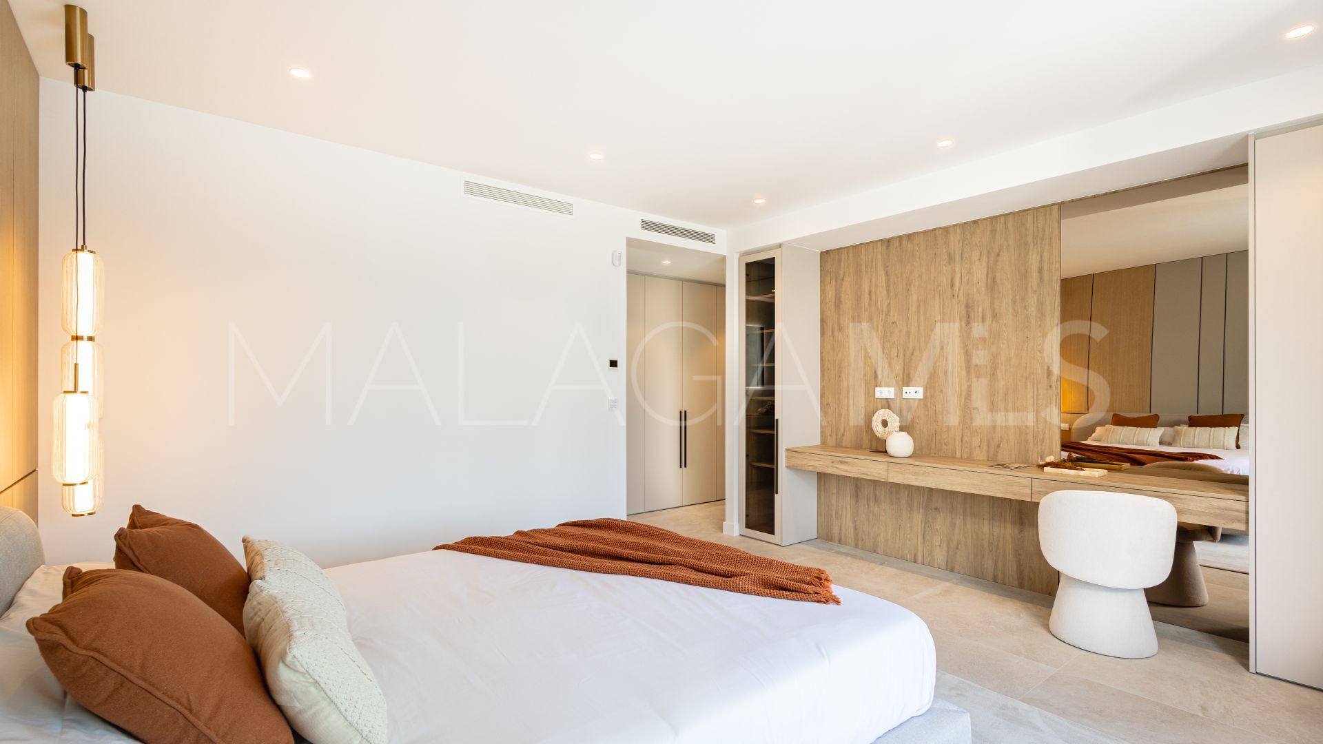Villa for sale in Nueva Andalucia