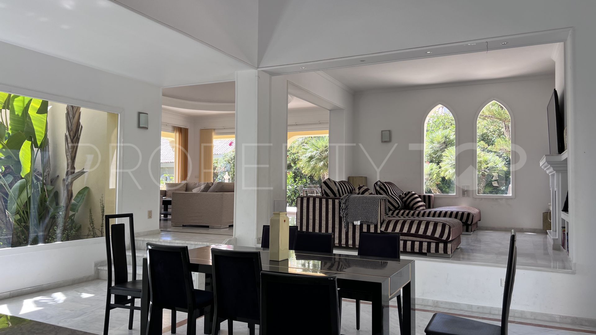 Villa a la venta con 4 dormitorios en Bahia de Marbella