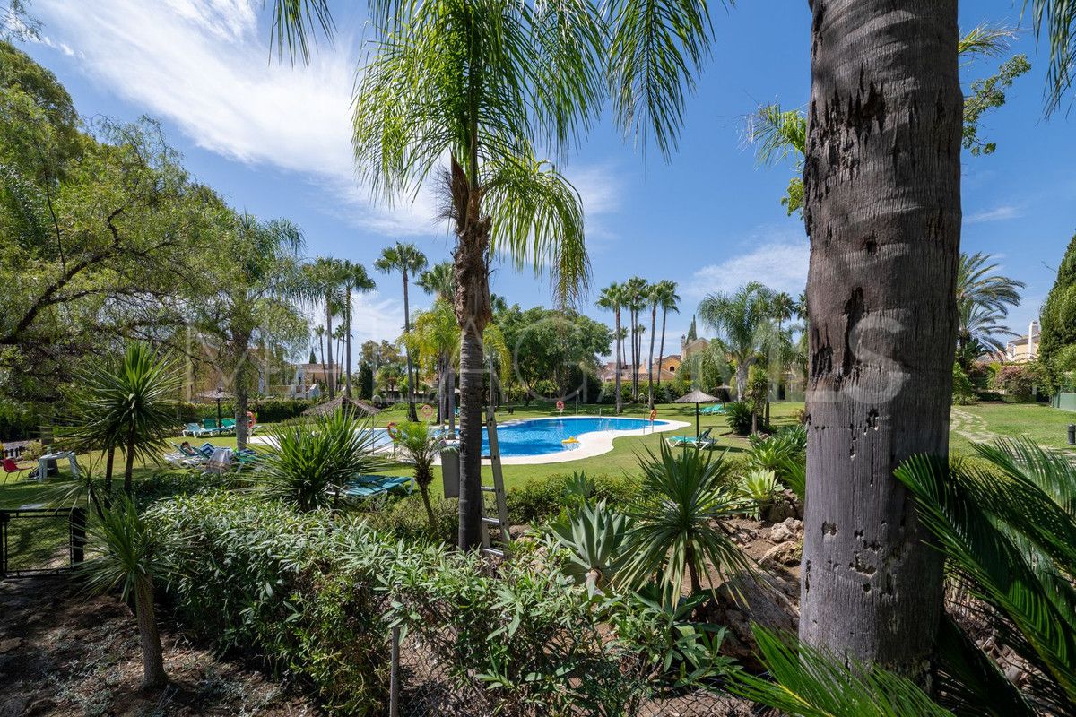 Buy semi detached house with 5 bedrooms in Guadalmina Baja