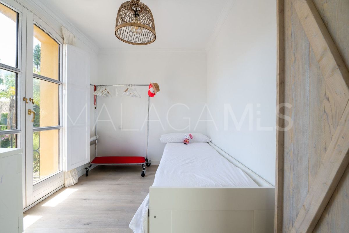 Buy semi detached house with 5 bedrooms in Guadalmina Baja