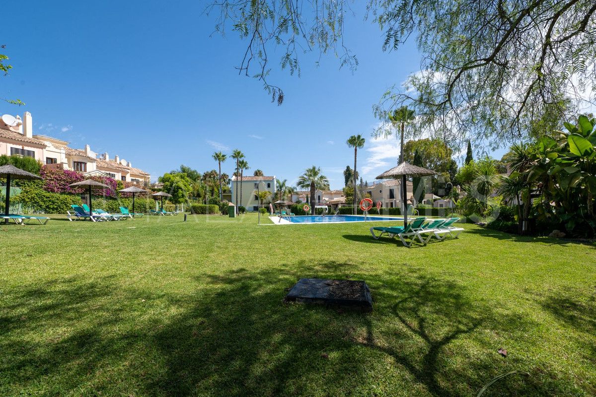 Buy semi detached house with 5 bedrooms in Guadalmina Baja