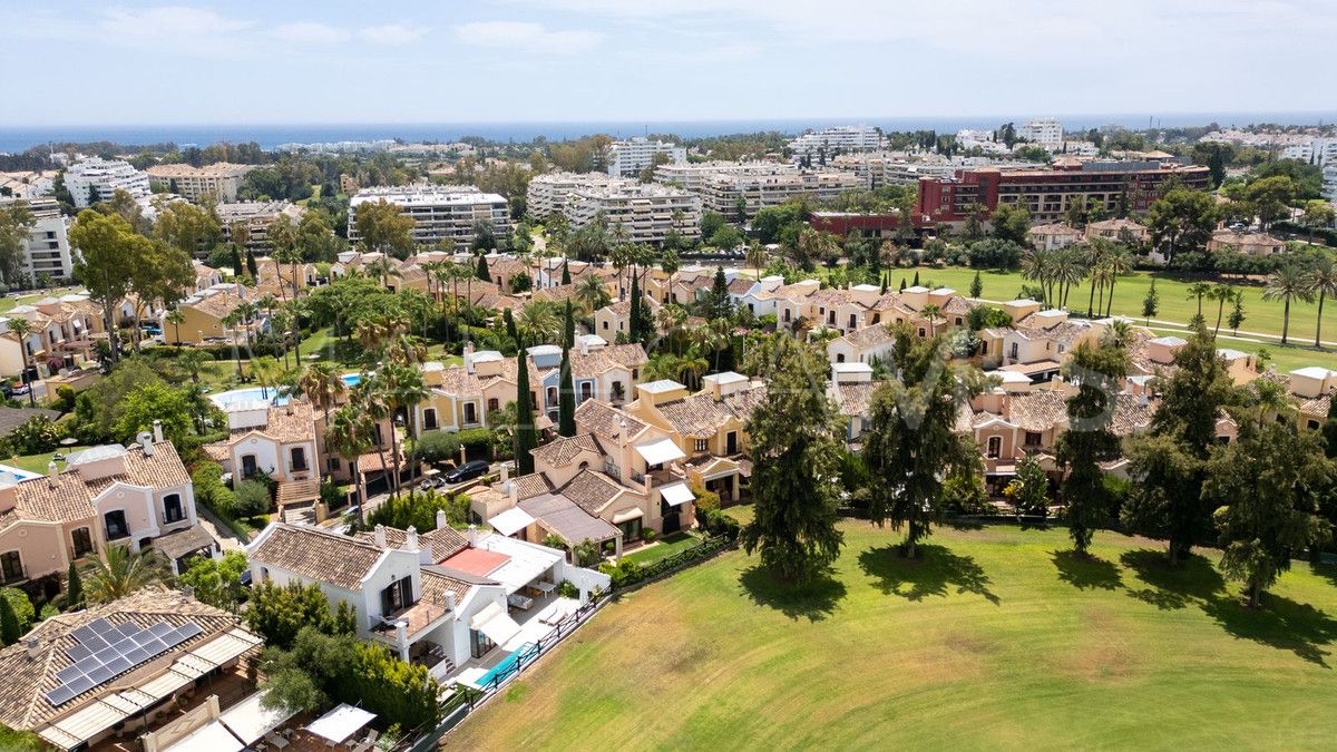 Buy semi detached house with 5 bedrooms in Guadalmina Baja