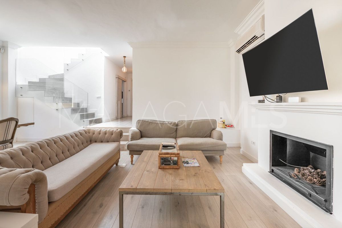 Buy semi detached house with 5 bedrooms in Guadalmina Baja