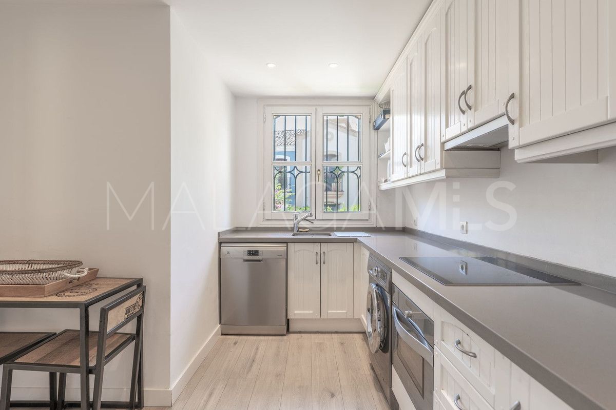 Buy semi detached house with 5 bedrooms in Guadalmina Baja