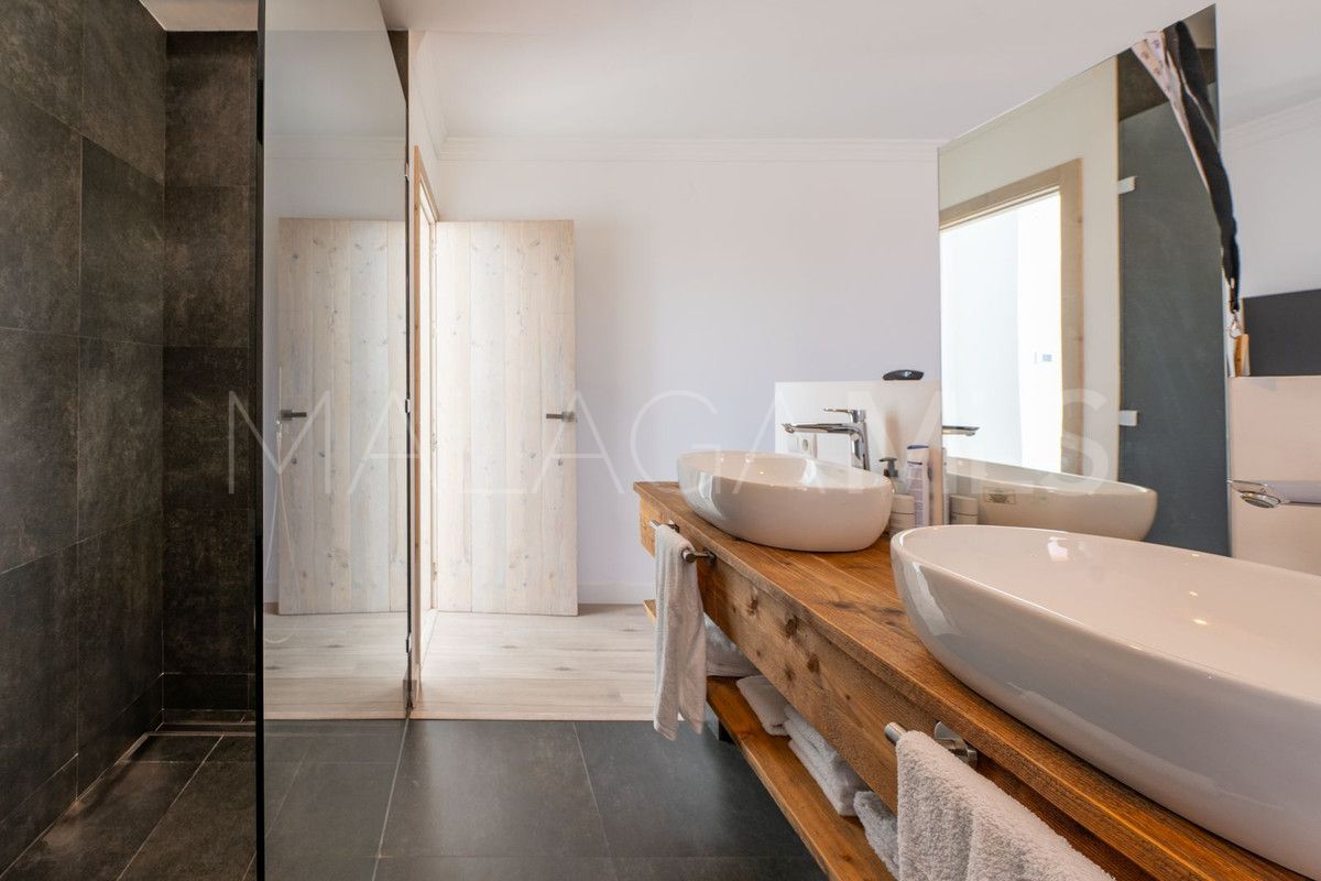 Buy semi detached house with 5 bedrooms in Guadalmina Baja