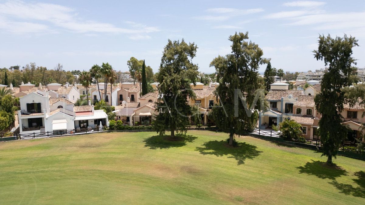 Buy semi detached house with 5 bedrooms in Guadalmina Baja