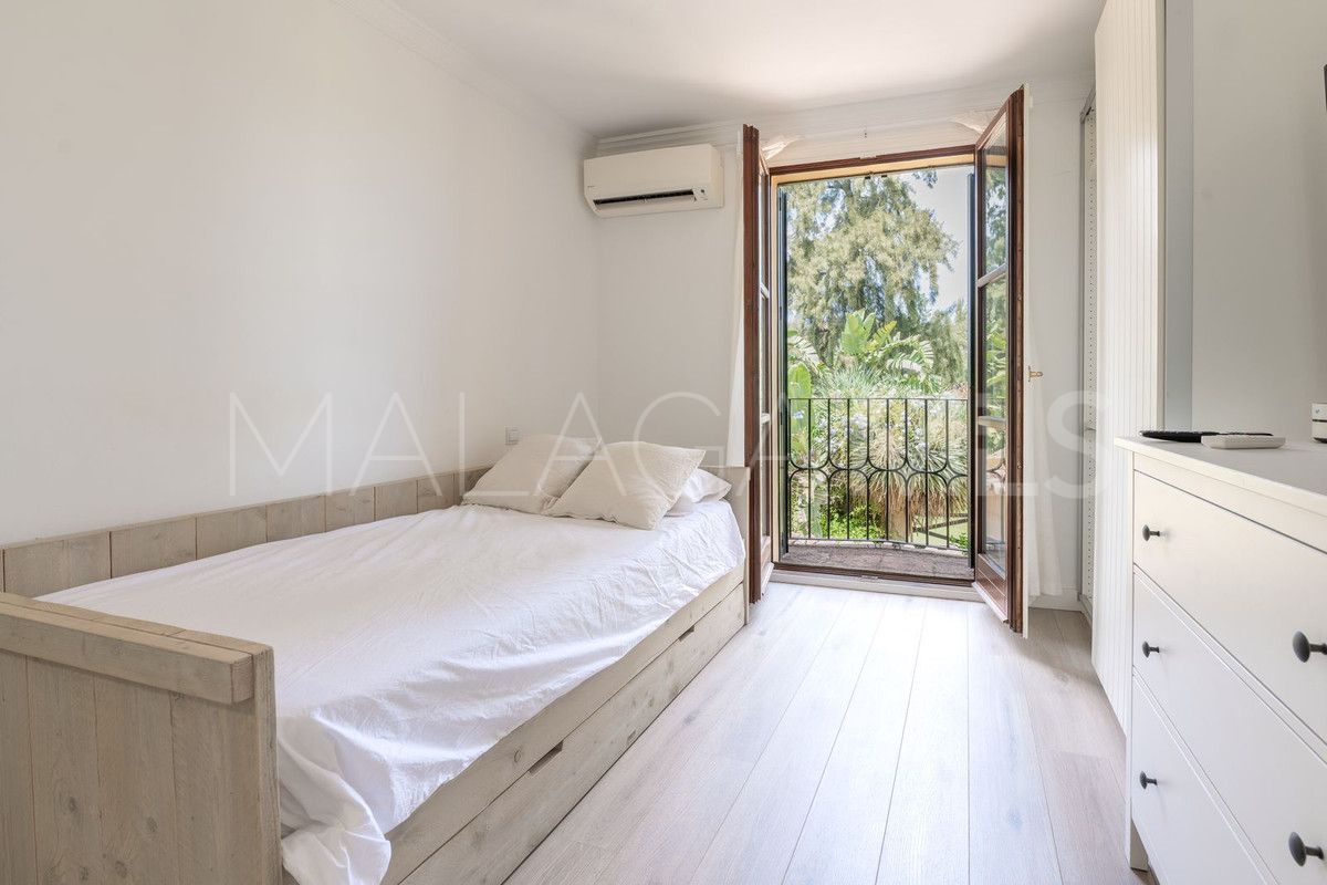 Buy semi detached house with 5 bedrooms in Guadalmina Baja