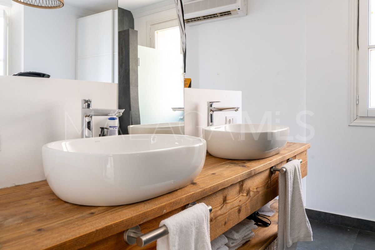 Buy semi detached house with 5 bedrooms in Guadalmina Baja