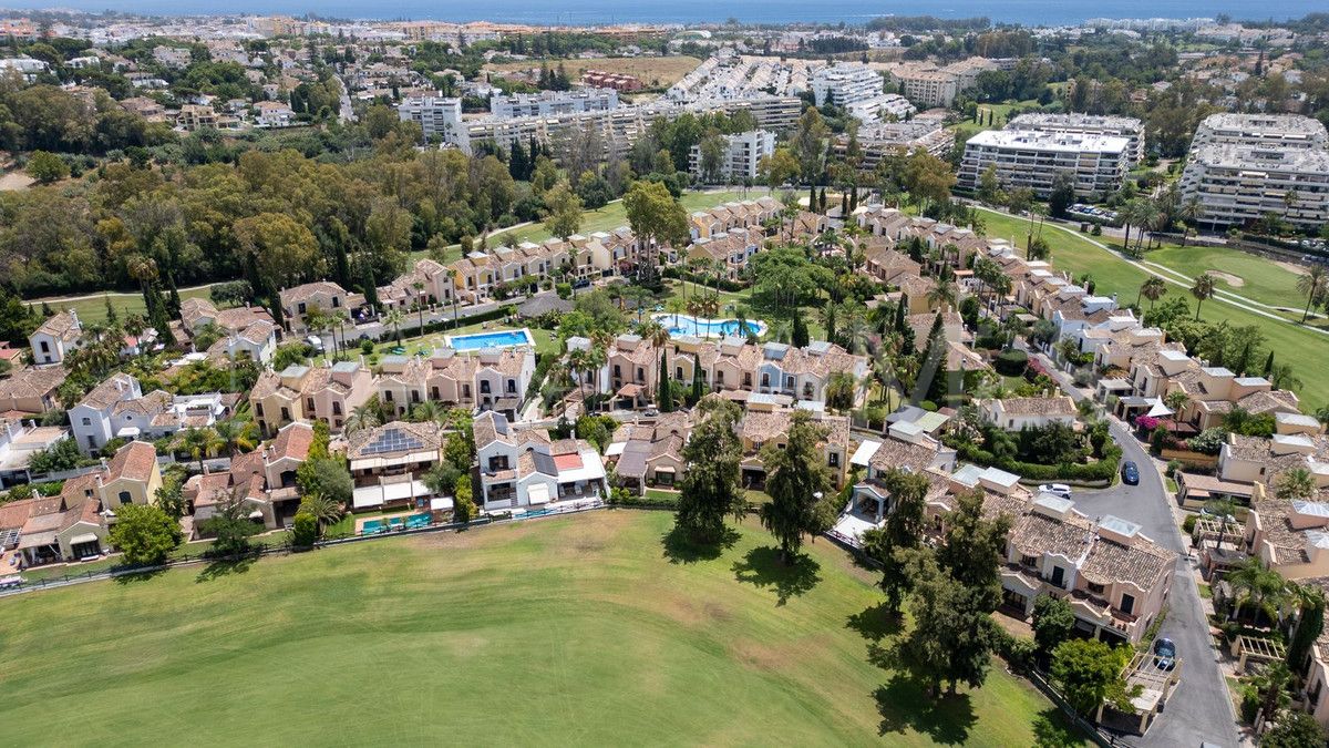 Buy semi detached house with 5 bedrooms in Guadalmina Baja