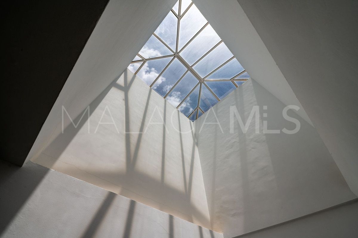 Buy semi detached house with 5 bedrooms in Guadalmina Baja