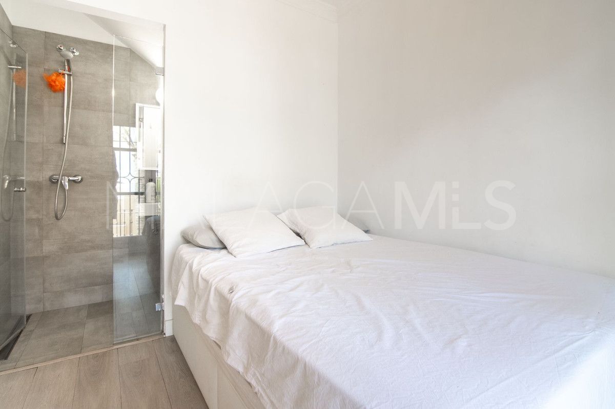 Buy semi detached house with 5 bedrooms in Guadalmina Baja