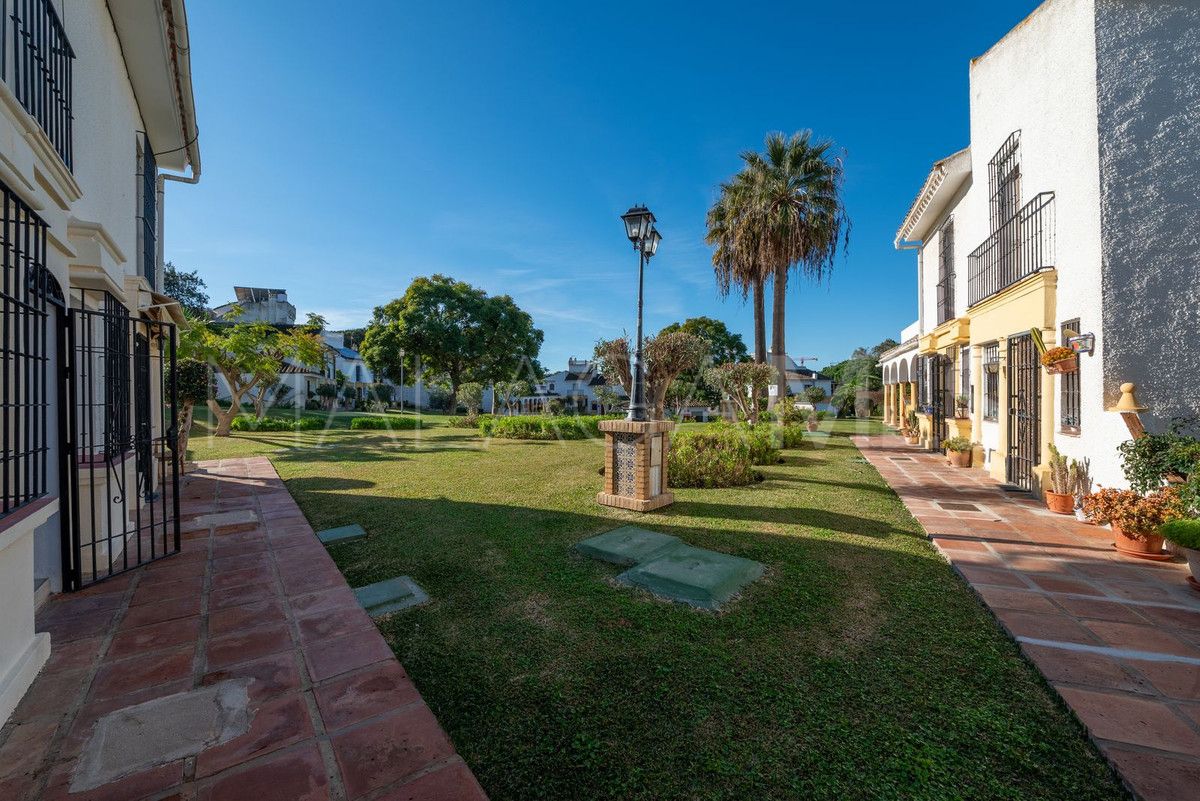 Town house in Las Chapas for sale