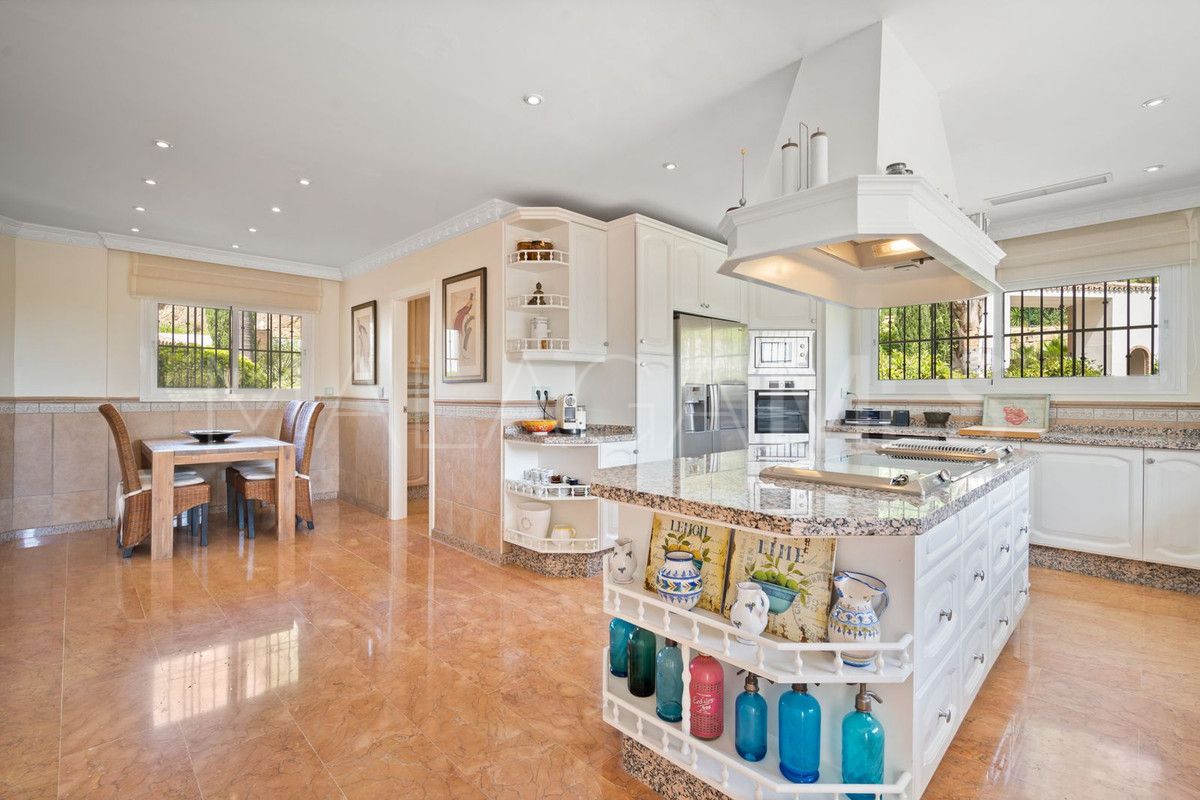 Buy villa with 6 bedrooms in Benahavis