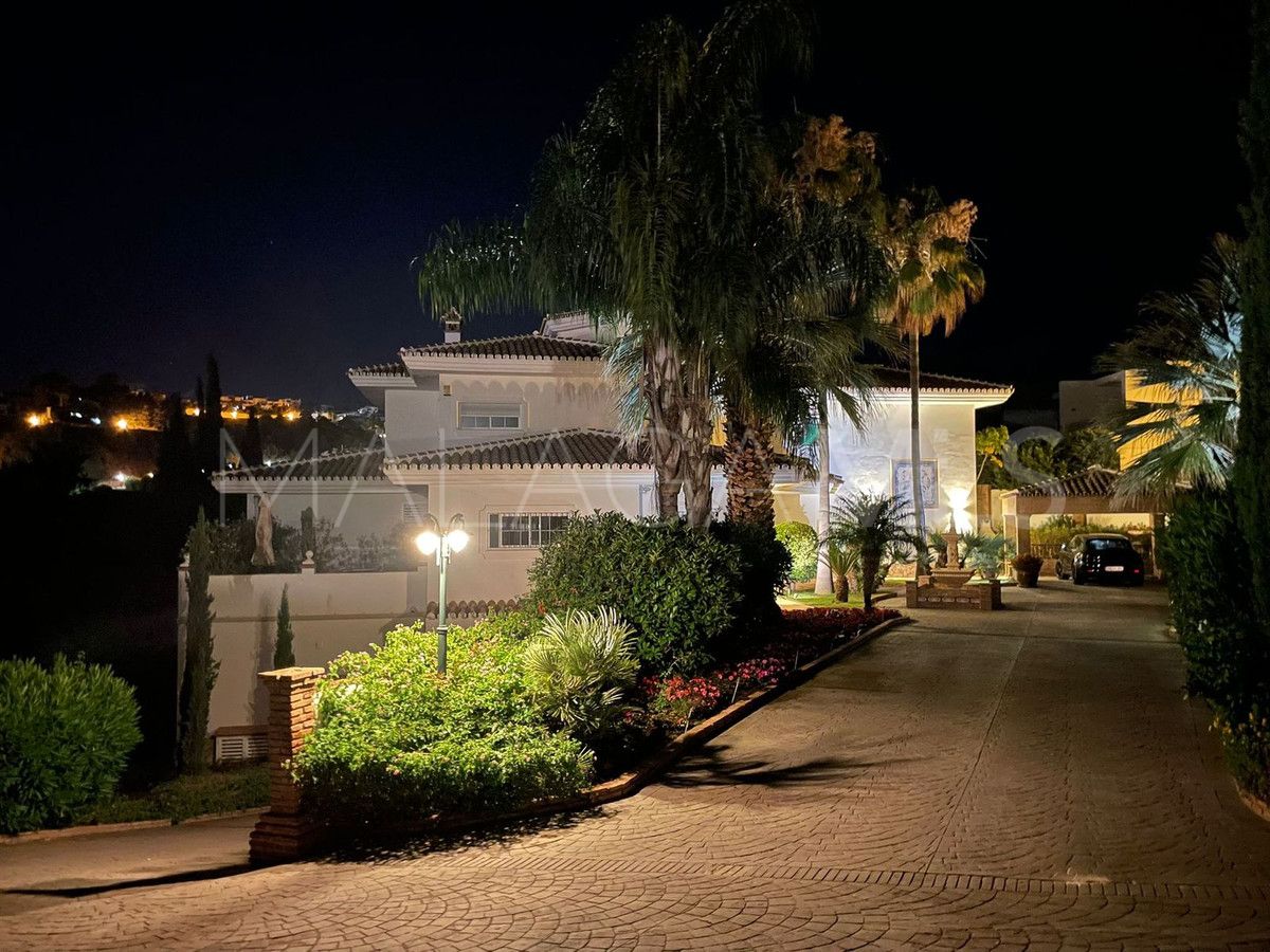 Buy villa with 6 bedrooms in Benahavis