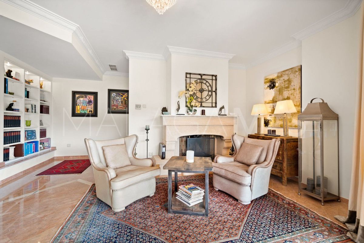 Buy villa with 6 bedrooms in Benahavis