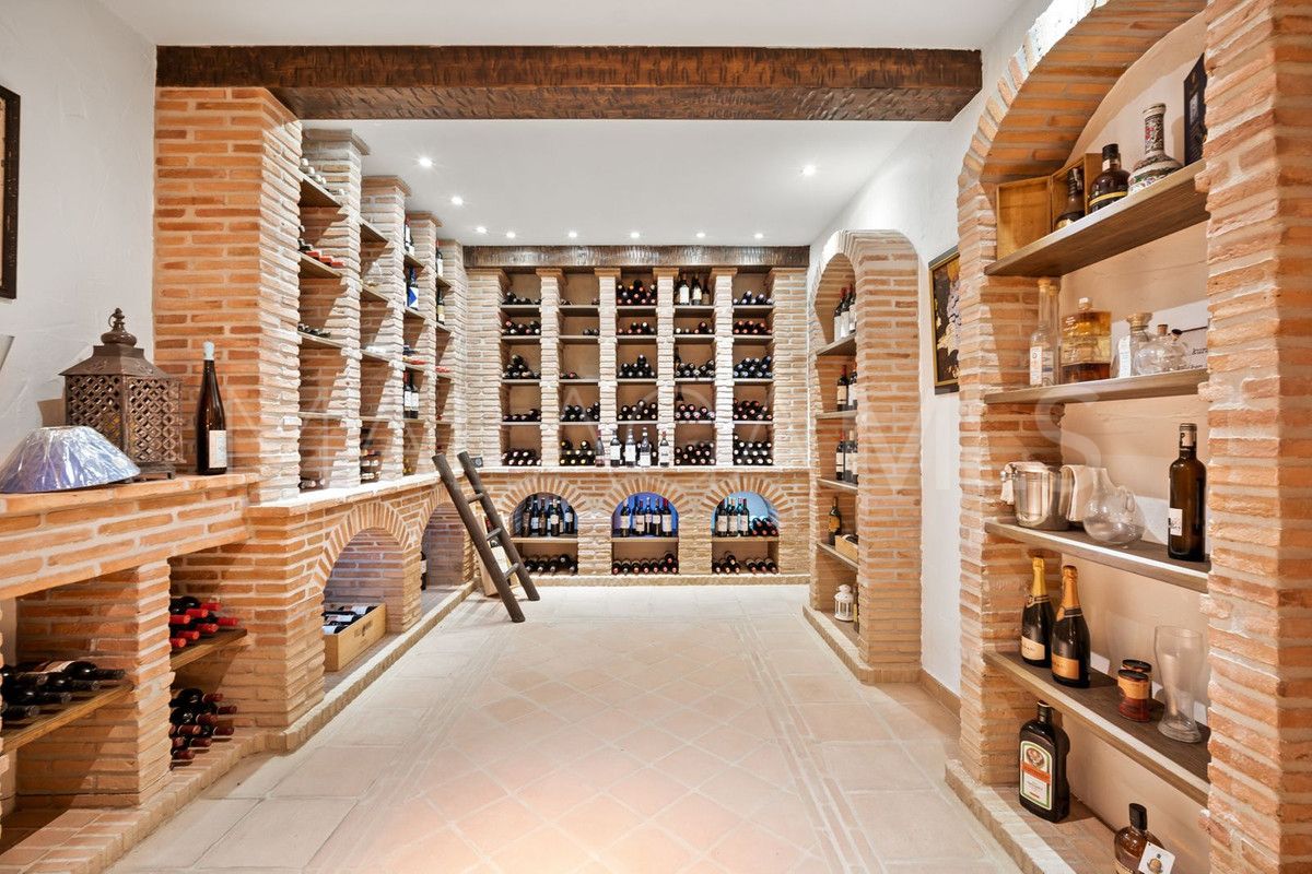 Buy villa with 6 bedrooms in Benahavis