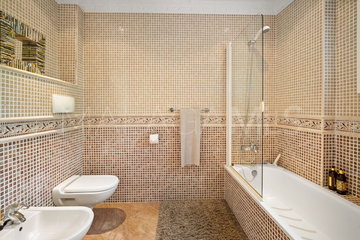 Buy villa with 6 bedrooms in Benahavis