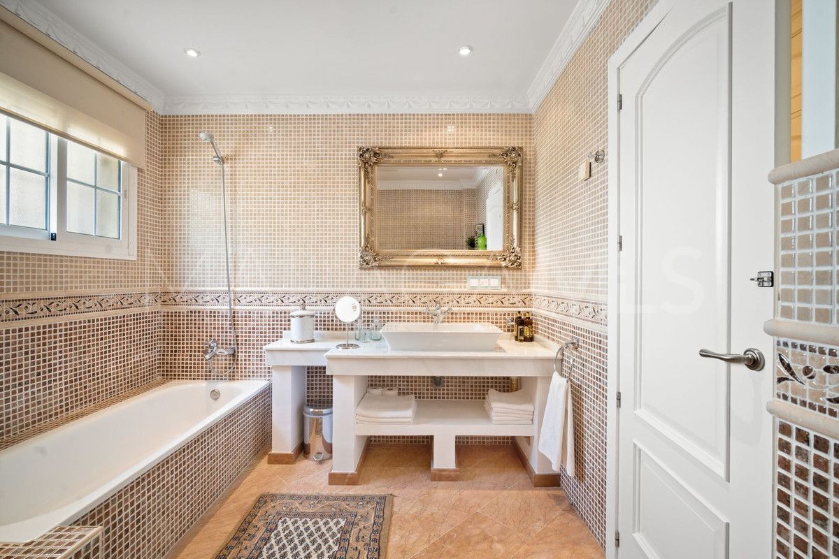 Buy villa with 6 bedrooms in Benahavis